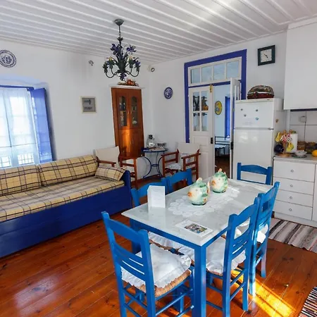 Petalides Up Apartment *